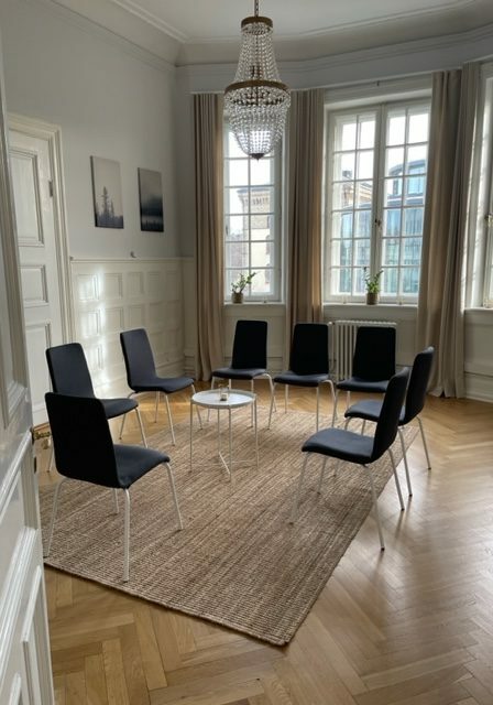 Kurs i att leda cirkel - startdagar - fördjupningsdagar Samtalsterapi, Parterapi, Gruppterapi eller kurser i självkänsla för att må bra. Leda Cirkel - Startdagar - Fördjupningsdagar Samtalsterapi, Parterapi, Gruppterapi eller kurser i självkänsla för att må bra.